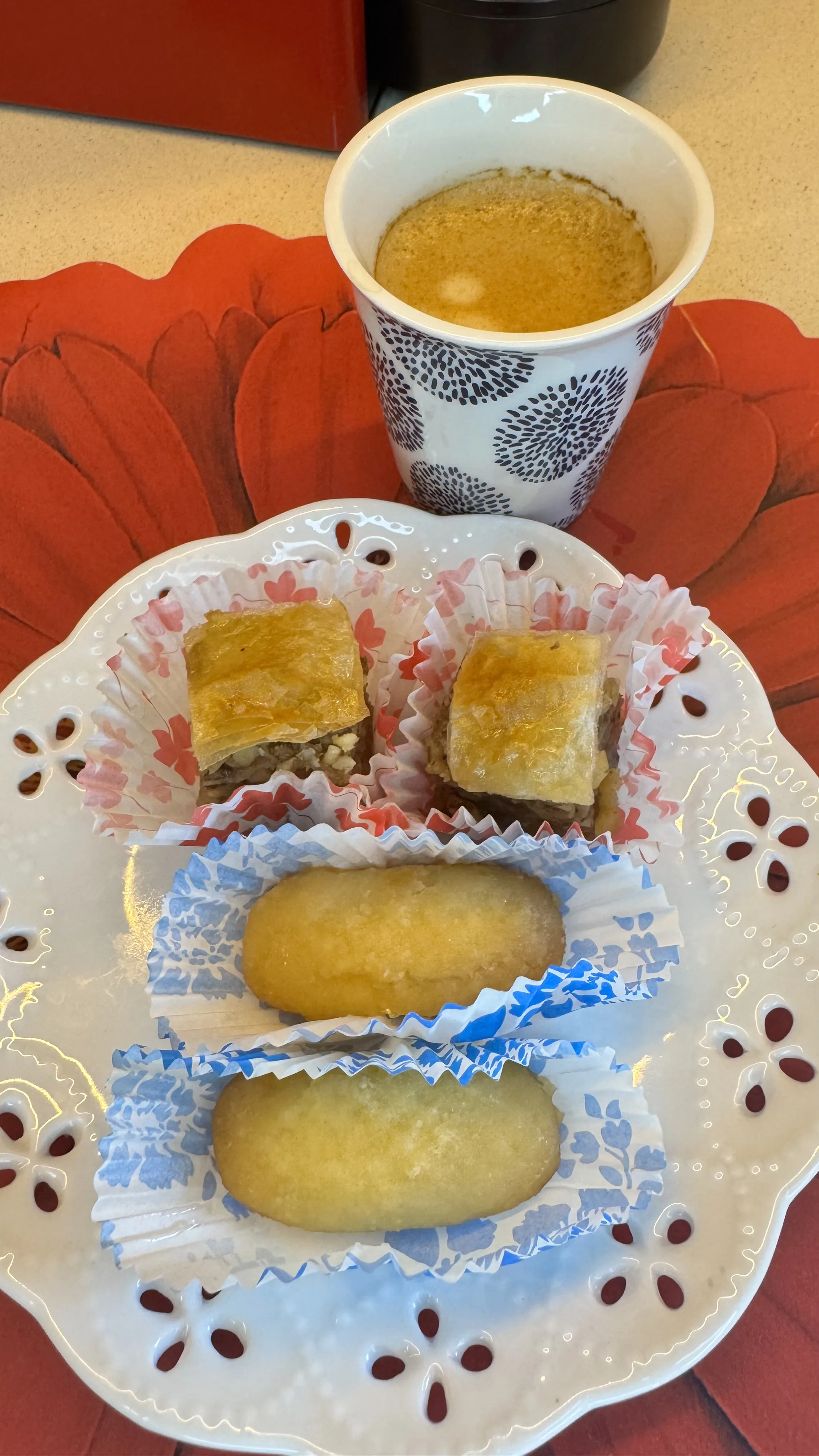 Baklave i urmašice poslužene uz šoljicu kafe