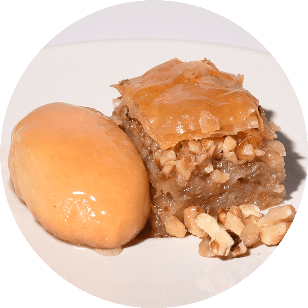 Baklava i urmašica sa orasima na tanjiru